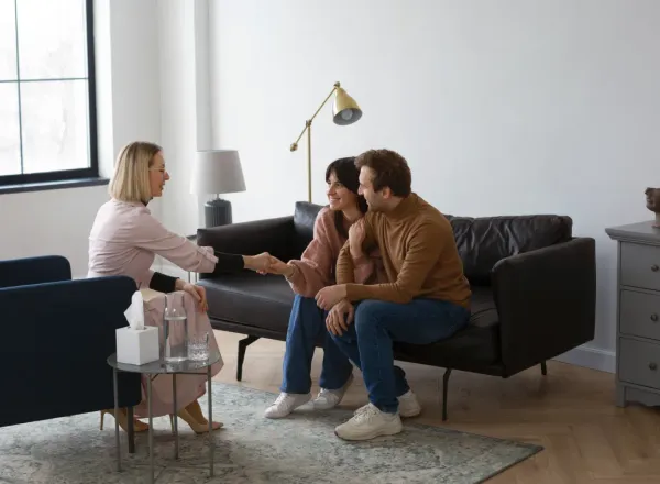 Pareja conversando en casa